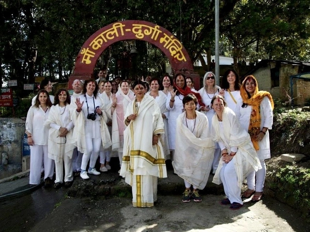 Yogini Shambhavi standing with a group of attendees at her Yoga Retreat in India