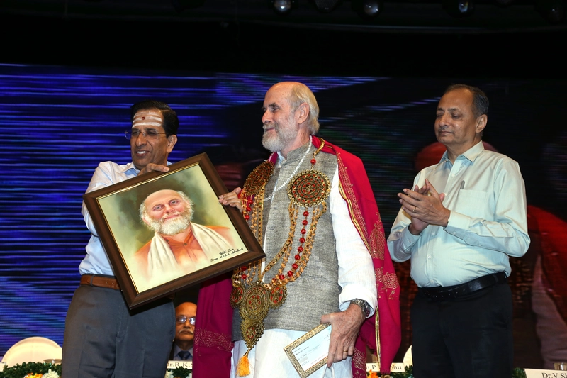 Dr David Frawley receiving the SIES National Eminence Award