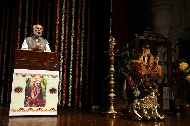 Dr David Frawley receiving the SIES National Eminence Award